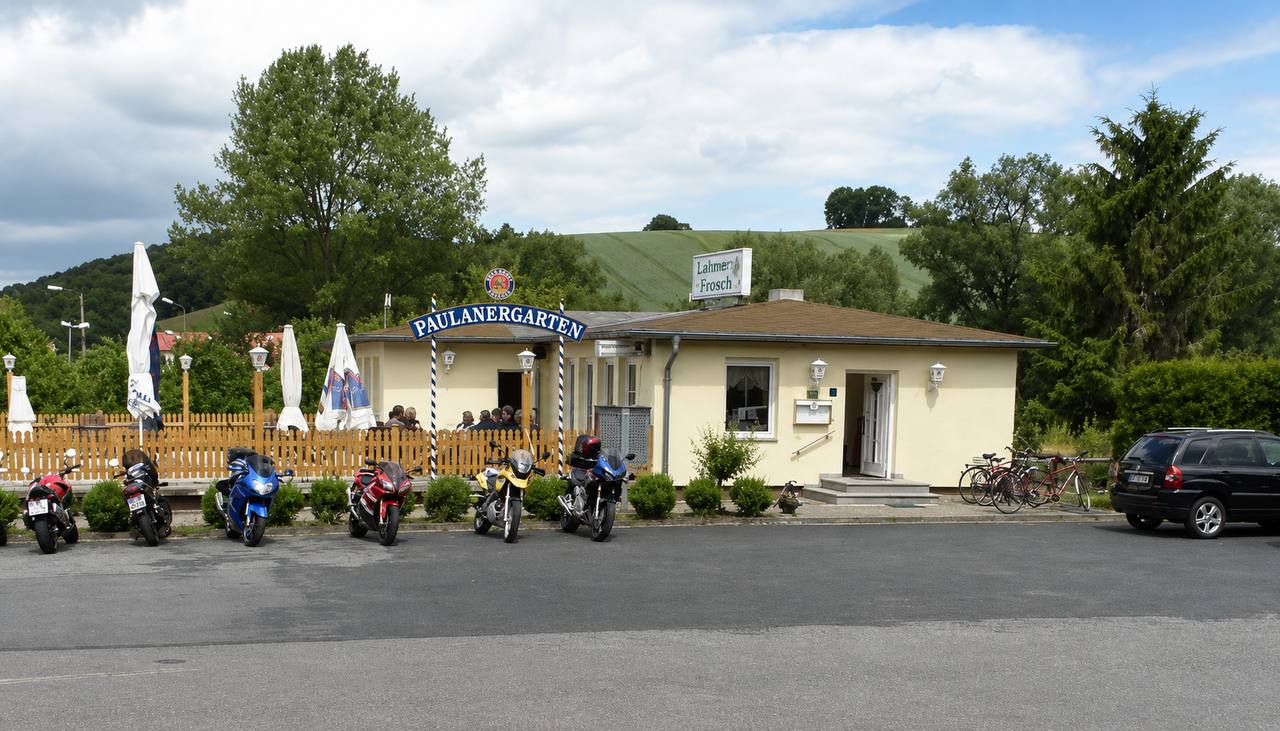 Terrasse der Gaststätte Zum Lahmen Frosch in Uder