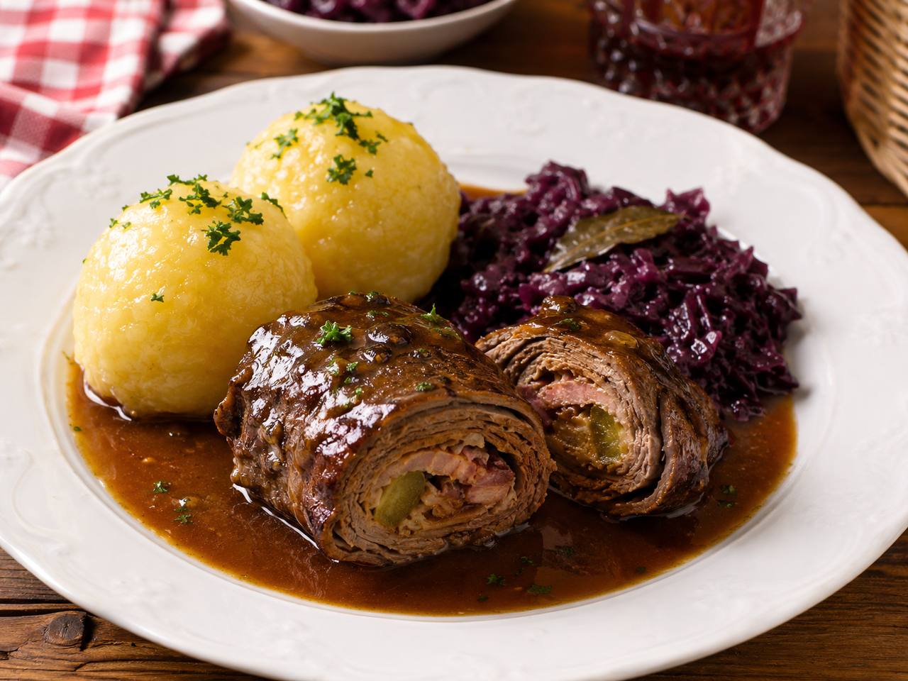 Hausmannskost mit Klößen, Rotkohl und Roulade