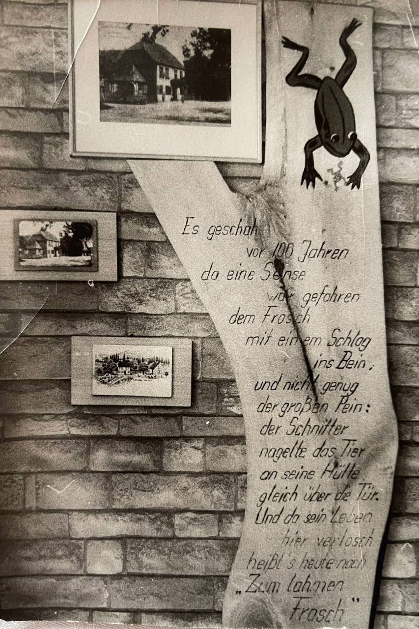 Historische Wandtafel zur Namensgeschichte von Zum Lahmen Frosch
